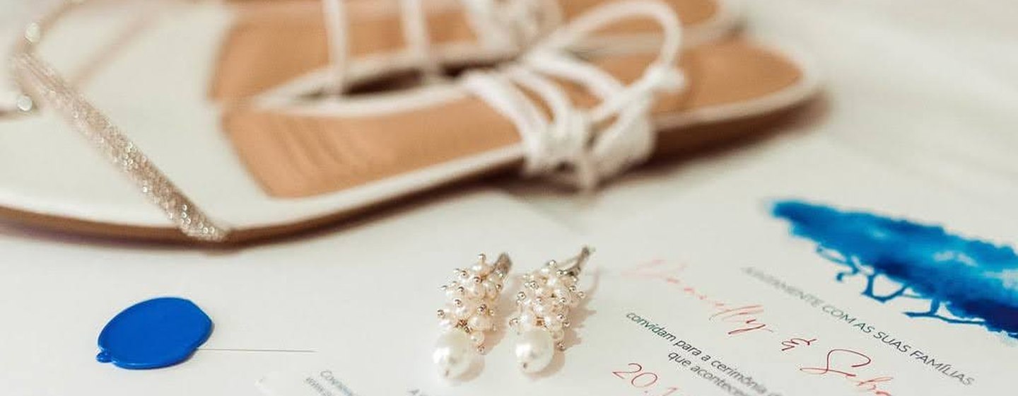 Zapatos e invitación con sello de cera