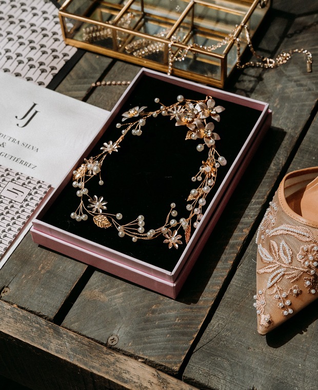 Detalle de identidad visual — invitación, joyería nupcial