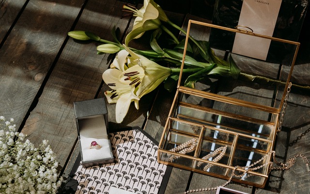 Invitación de Autor — monograma, anillo y joyería nupcial